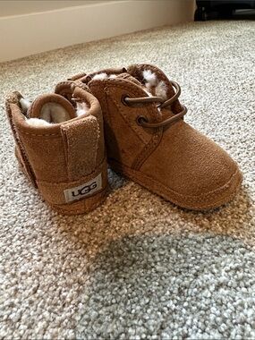 UGG Kids Chestnut Suede Lace-Up Booties